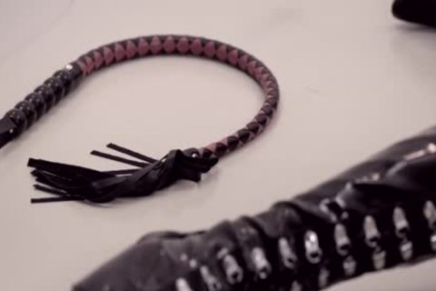 Latex tranny fucks bondman