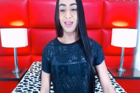 Twerking ladyboy Playing With Her wazoo And penis