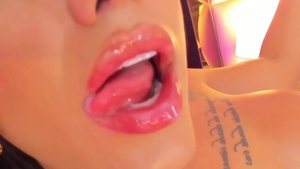 Colombian tranny Cummings On cam